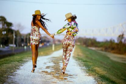 Naomi Campbell y Christy Turlington saltando despreocupadas por el campo son todo lo que necesitamos para inspirarnos este verano. La imagen fue publicada en la edición estadounidense de Vogue en 1992.