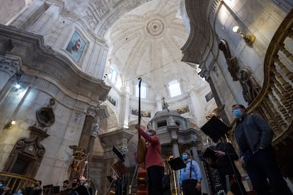 Red en el interior de la catedral de Cádiz para impedir la caída de cascotes.