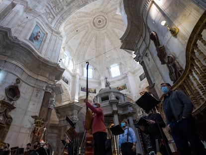Red en el interior de la catedral de Cádiz para impedir la caída de cascotes.