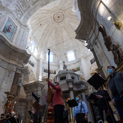 La red interior de la Catedral de Cádiz impide la caída de cascotes por el mal de la piedra que sufren sus bóvedas desde su construcción