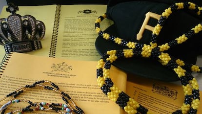 Detalle de documentos y objetos intervenidos durante la operación contra los Latin King en Cataluña.