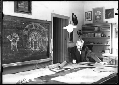 Enric Sagnier en su estudio, año 1915.