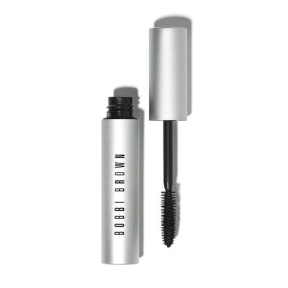 Smokey Eye Mascara de Bobbi Brown. Las adictas al maquillaje coinciden: esta máscara de pestañas con pigmentos de Kohl aporta el color, la textura y el volumen que buscan. Es el producto top ventas de la marca por ser el más fiel a su filosofía: un maquillaje dramático y de alto impacto.