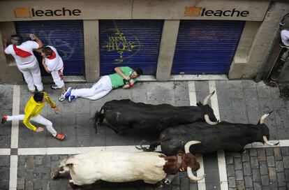 La Casa de la Misericordia de Pamplona, propietaria de la plaza de toros y de las reses del encierro, ha dado por finalizado el encierro, a la espera de decidir qué hace con el astado que todavía permanece en los corrales de Santo Domingo. En la imagen, un momento de recorrido.