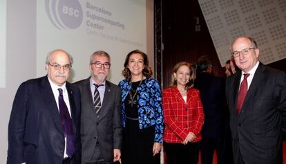 De izquierda a Derecha, el consejero Andreu Mas-Collel; el director delm BSC, Mateo Valero; la secretaria de Estado Carmen Vela; la presidenta del consorcio BSC-CNS, Maria Luisa Poncela y el presidente de Repsol, Antoni Brufau.