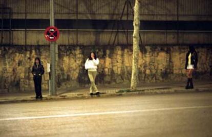 Varias prostitutas esperan en una calle céntrica de Barcelona en marzo de 2002.