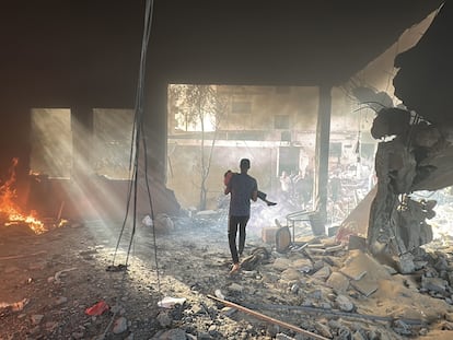 La escuela Dar al Arqam, en Gaza capital, tras el bombardeo israelí, este jueves.