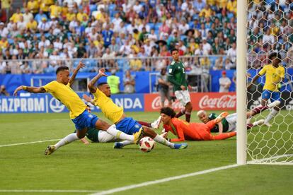 Neymar abre o marcador contra o México.