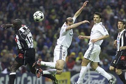 Zidane intenta un remate de cabeza ante la oposición de Thuram.