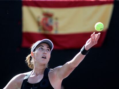 Garbiñe Muguruza prepara un saque frente a Paula Badosa, durante las semifinales de la Copa de Maestras, en Guadalajara (México).