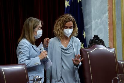 a presidenta del Congreso, Meritxell Batet, y la vicepresidenta segunda de la Cámara, Ana Pastor, en un pleno.