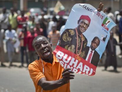 Partidário de Buhari exibe cartaz, na terça-feira, na Nigéria.