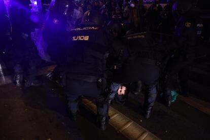 La policía detiene a uno de los manifestantes tras disolver la protesta en los alrededores de la sede del PSOE en la calle Ferraz de Madrid. 