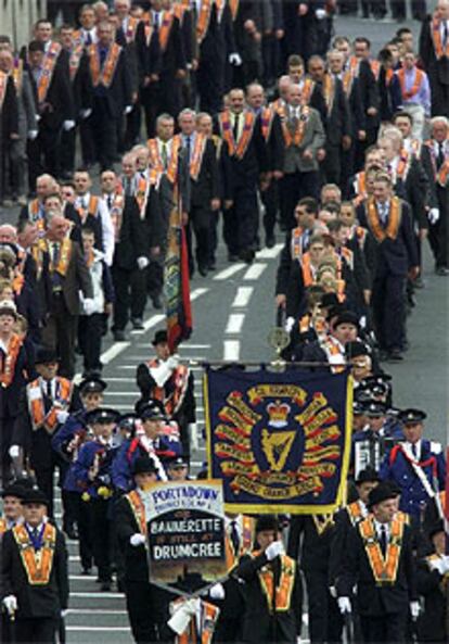 Lealistas de la orden de Orange, durante la marcha por Portadown.