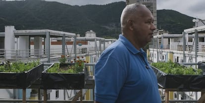 Francisco Salazar junto a su huerto sobre un edificio de la Misión Vivienda de Las Fuentes en El Paraíso.