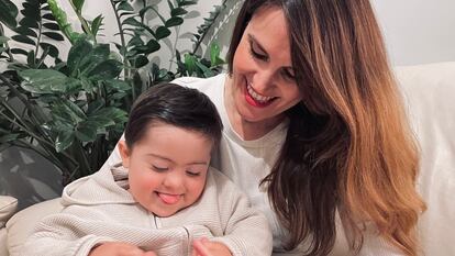 Oliver, un bebé con síndrome de Down, sonríe con su madre.