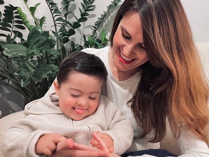 Oliver, un bebé con síndrome de Down, sonríe con su madre.