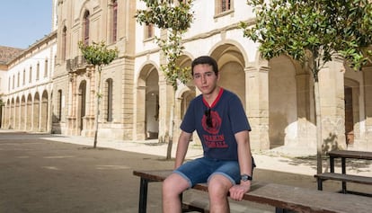 Eduard Garrabou, millor nota de la selectivitat, davant del claustre de l'Institut Antoni Torroja de Cervera.