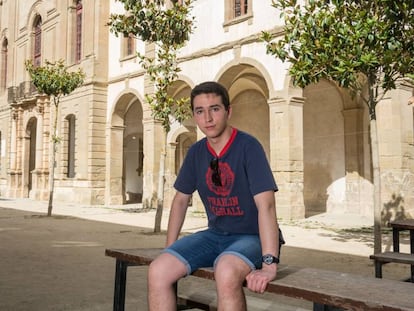 Eduard Garrabou, millor nota de la selectivitat, davant del claustre de l'Institut Antoni Torroja de Cervera.