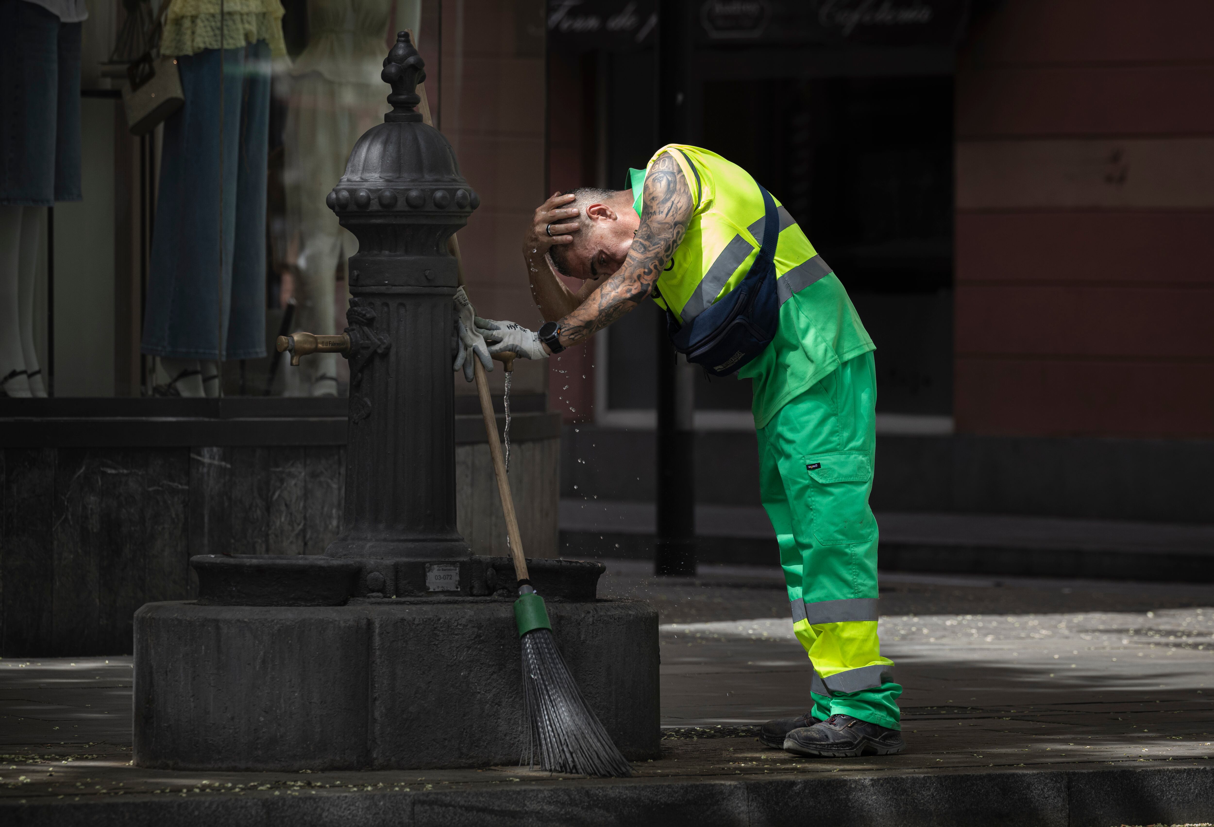 El plan de Barcelona para sus trabajadores durante olas de calor: prohibido ir solos, descansos y pulseras contra el estrés térmico