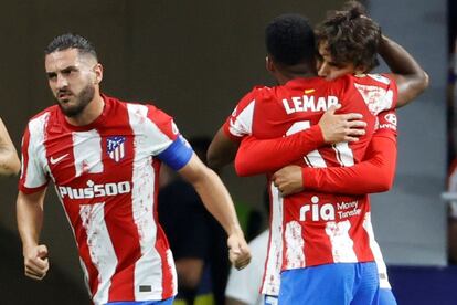 Thomas Lemar (c) y Joao Felix (d) celebran el primer gol ante el FC Barcelona, durante el partido de este sábado en el estadio Wanda Metropolitano, en Madrid. EFE/Juan Carlos Hidalgo