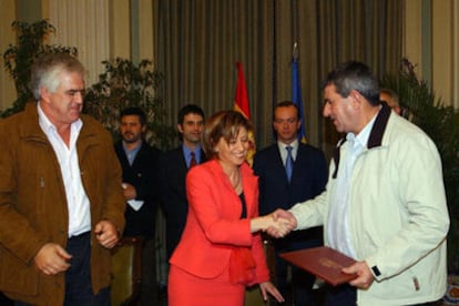 La ministra de Agricultura, Elena Espinosa, celebra la firma del acuerdo con los representantes de UPA y COAG.