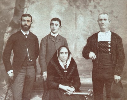 The explorer Domingo Sánchez (left) with his brother and parents.