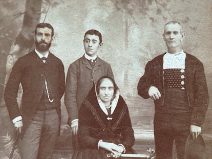 El explorador Domingo Sánchez, a la izquierda, con su hermano y sus padres.