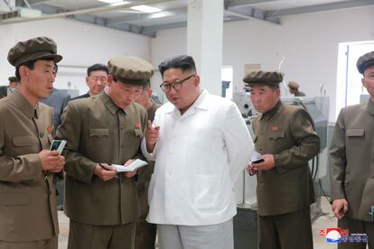 El líder norcoreano Kim Jong Un durante su visita a una fábrica de maquinaria del Complejo de Máquinas Mineras Ranam.