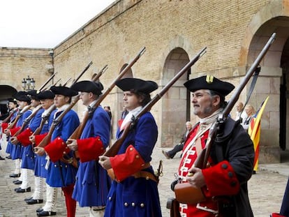 Los soldados de la Coronela en el patio de armas del Castillo de Montjuïc, Barcelona.