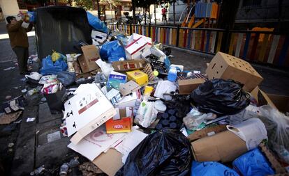 Basura acumulada junto a un parque infantil en el barrio de Las Letras en Madrid.