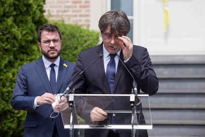 Ex-Catalan premier Carles Puigdemont speaking in Waterloo (Belgium) while current Catalan leader Pere Aragonès looks on. 