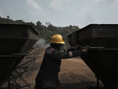 Un trabajador empuja un vagón de carbón en una instalación de Carbomax cerca de Cúcuta, en el departamento de Santander (Colombia), en marzo de 2023.