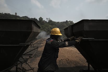 Un trabajador en una mina de carbón en Colombia