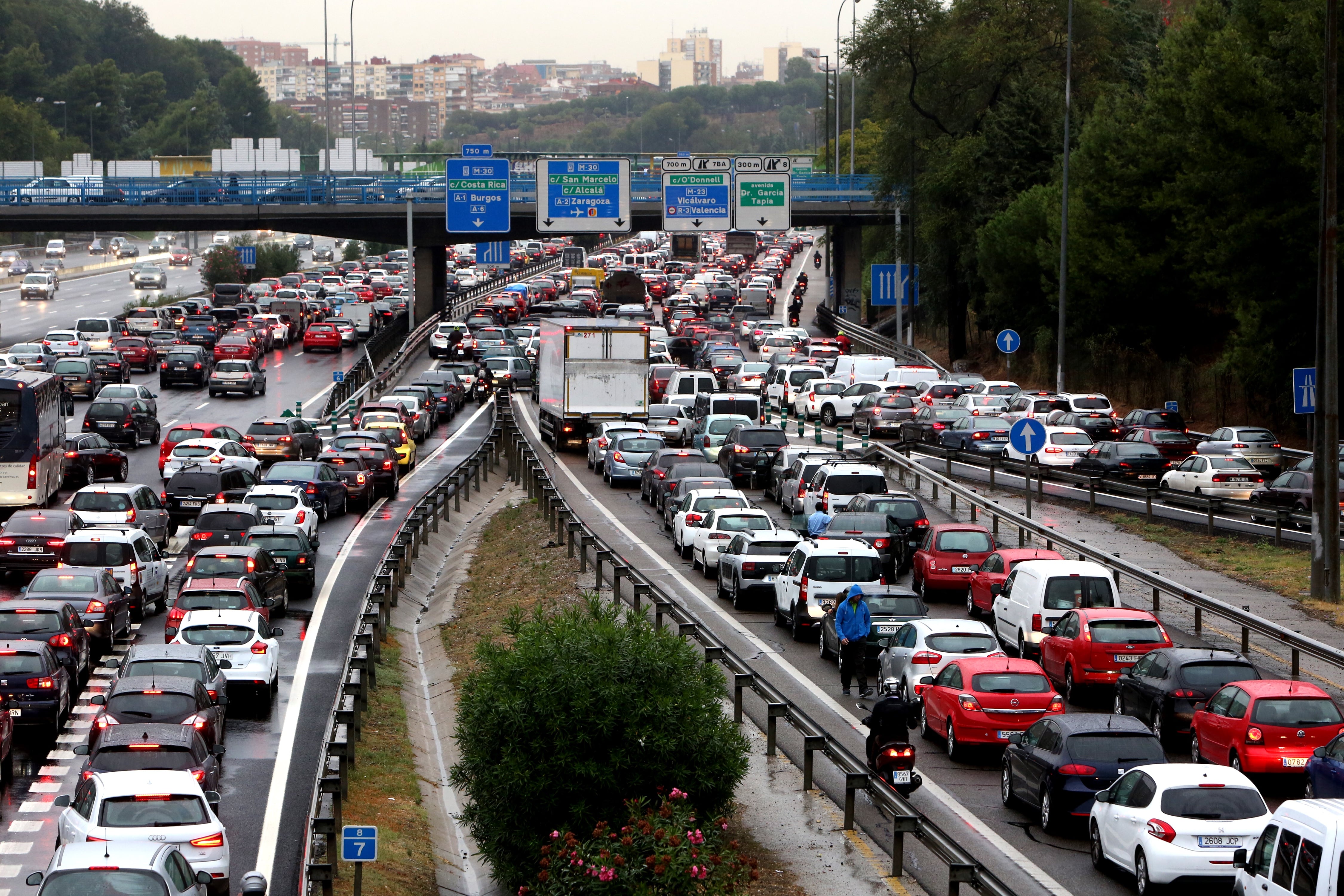 Madrid admite que debe reducir más de un 50% la contaminación del tráfico, pero calcula que este puede crecer un 42%