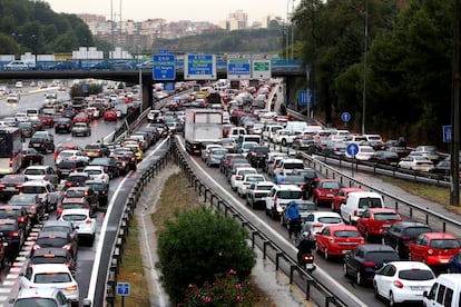 Atasco producido en la M-30 por lluvias en Madrid.