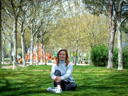 Cristina Álvarez, en un parque de Boadilla del Monte (Madrid).