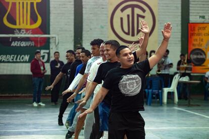 Los hombres del penal de Lurigancho ensayan uno de los bailes.