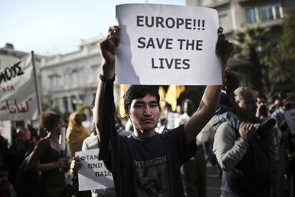 Refugiados e inmigrantes participan en una manifestación contra la política de la Unión Europea en temas de inmigración en Atenas (Grecia).
