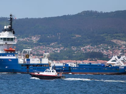 El buque de inspección del pecio del 'Villa de Pitanxo', el ‘Artabro’, a su salida del Puerto de Vigo, a 17 de mayo de 2023, en Vigo, 
Javier Vázquez / Europa Press