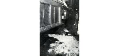 Lugar del atentado contra José Larrañaga, de 53 años, en la calle Mayor, a pocos metros del bar Alameda de donde salía acompañado de unos amigos, en 1985.
