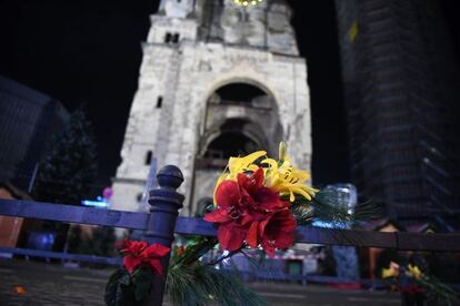 Fotografía de flores en memoria de las víctimas donde un camión colisionó contra un mercado navideño, cerca de la iglesia Gedächtniskirche.