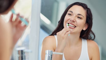 Artículo de EL PAÍS Escaparate que describe cómo eliminar el sarro de los dientes con trucos y productos domésticos.