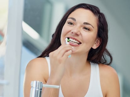 ¿Cómo quitar el sarro de los dientes? Consejos y productos prácticos para lograrlo.