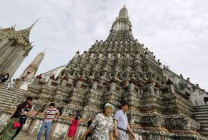 Un grupo de turistas visitan el Templo del Amanecer, en Bangkok (Tailandia). EFE/Archivo