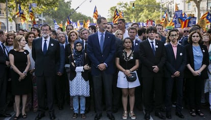 El Rei, flanquejat per Mariano Rajoy i Carles Puigdemont, en la manifestació de rebuit als atacs, el 2017.