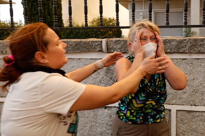 Una mujer es consolada durante el incendio en Veiga das Meas, este sábado.