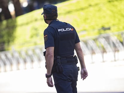 Un agente de la Policía Nacional en Madrid, en una foto de archivo.