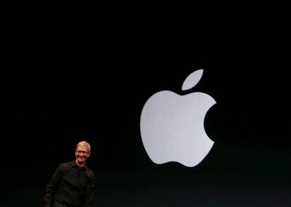 Tim Cook presenta los nuevos aparatos de Apple.