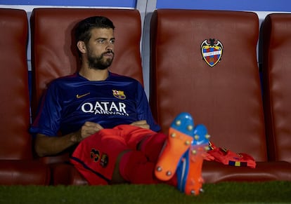 Gerard Piqué, en el banquillo, durante un partido contra el Valencia, en 2014.